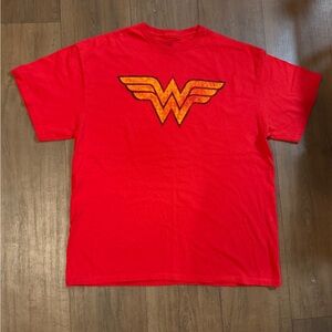 DC Wonder Woman Red and Gold Logo Men's T-Shirt Pre-Owned